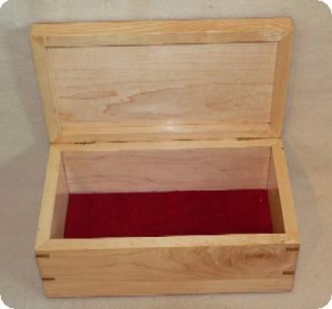 Small kept sake box without a internal tray but has velvet liner