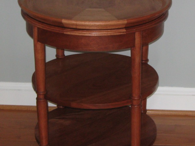 Round accessory table